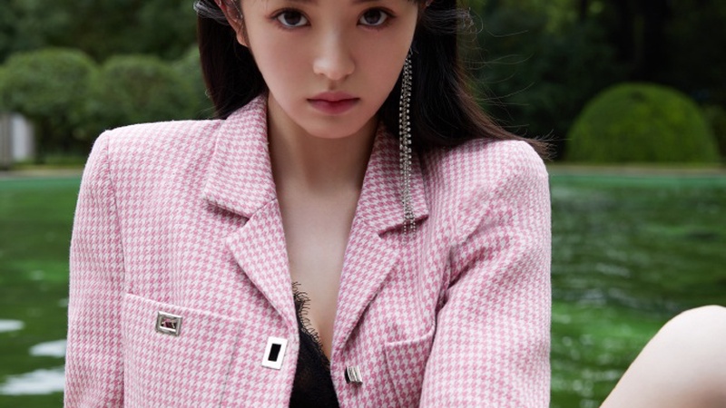 田曦薇巴黎机场素颜俏皮喊话：发朋友圈记得给我开美颜